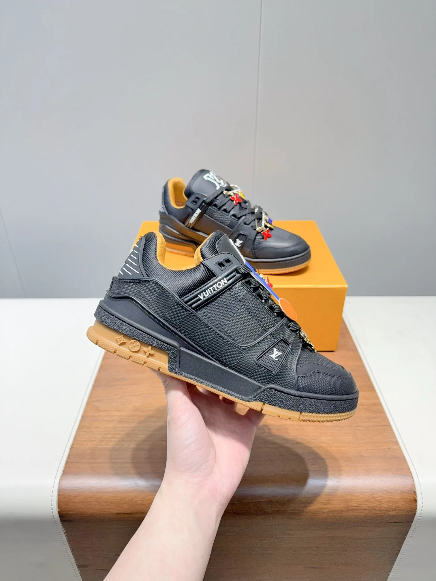 👟👟Ex-factory price 780👟👟Louis Vuitto- Louis Vuitton Couple's Casual Sports Shoes Skateboard Shoes Original purchase, development and production This LV Traine- sports shoe is made of cow leather to create a complex upper, which requires several hours of ingenious sewing to complete. The classic configuration is from the hands of Virgil Ablo-, showing the inspiration of retro basketball shoes. Exquisite packaging at the delivery counter. Fabric: Original customized first-layer cowhide. Inner foot pad: Breathable mesh. Heel height: 3cm. Outsole: Original molded two-color TPU combination outsole. Size: 35-45 (40 for women and 45 for men. Custom-made, non-refundable) (Note: Bulk items do not come with buckles. Please inform us if you need buckles when ordering) Buckle +20